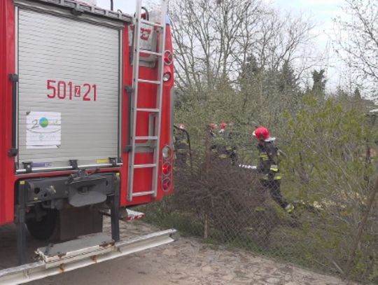 Trwa gaszenie pożaru stolarni przy ulicy Cisowej w Policach