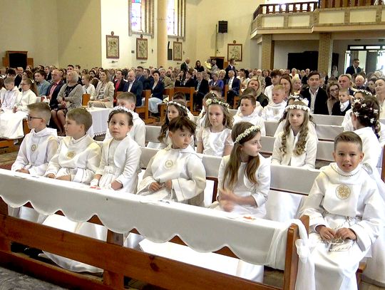 Trwa sezon komunijny. 14 maja do sakramentu przystąpili uczniowie dwóch klas SP8 w Policach