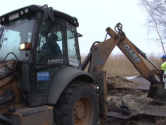 TRWA SPRZĄTANIE ZGLISZCZY W TRZEBIEŻY PO UBIEGŁOROCZNYM POŻARZE, KTÓRY STRAWIŁ PROMENADĘ