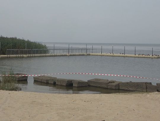 Turyści nie skorzystają z walorów Trzebieży. Najpierw sinice, teraz zamknięcie plaży