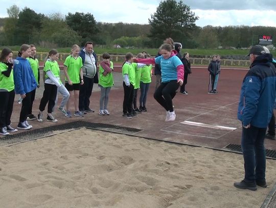 Uczniowie szkół podstawowych zmierzyli się w trójboju i czwórboju lekkoatletycznym