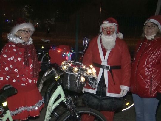 Ulicami Polic przejechali cykliści w przebraniach Mikołajów