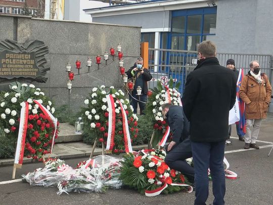 Uroczystość pod szczecińską stocznią z okazji 51. rocznicy wydarzeń grudnia 1970