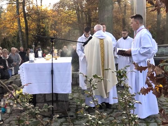 Utrata bliskich powoduje pustkę, którą wypełniamy odwiedzając groby i zapalając znicze Utrata bliskich powoduje pustkę, którą wypełniamy odwiedzając groby i zapalając znicze