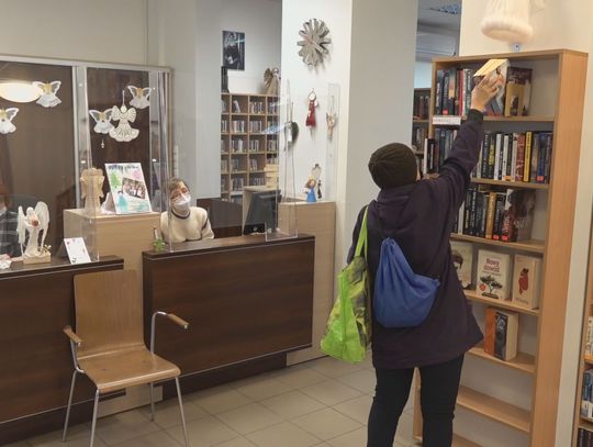 W 2021 roku liczba czytelników biblioteki przy ul. Bankowej w Policach przekroczyła 2,5 tysiąca osób