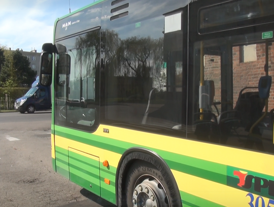 W autobusie tyle osób, ile wynosi połowa miejsc siedzących