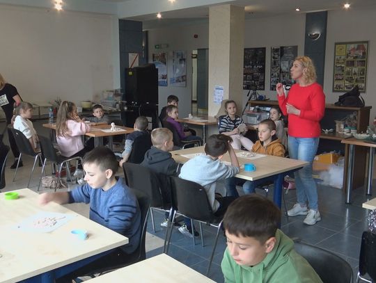 Warsztaty ceramiczne w Miejskim Ośrodku Kultury dla najmłodszych dzieci z Ukrainy