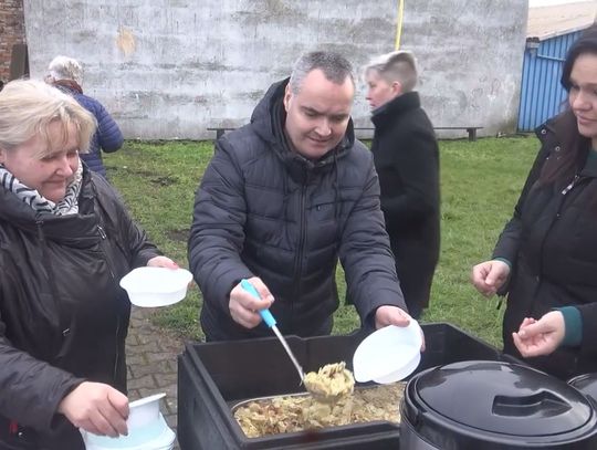 Wigilijna wydawka ciepłej zupy dla potrzebujących