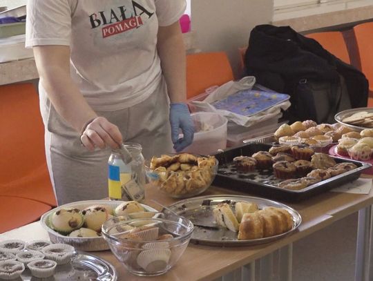 Wolontariusze z Białej Szkoły wsparli uchodźców z Ukrainy sprzedając ciasta na szkolnym korytarzu
