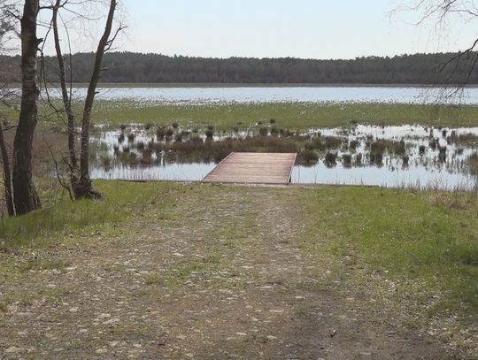 Wysycha jezioro Piaski. Widok akwenu nie przypomina już tego sprzed kilku lat