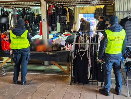 Zachodniopomorska KAS zabezpieczyła podrabianą odzież na Giełdzie w Przecławiu