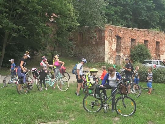 Zwiedzanie okolicznych zabytków podczas Wakacyjnego Rodzinnego Rajdu Rowerowego