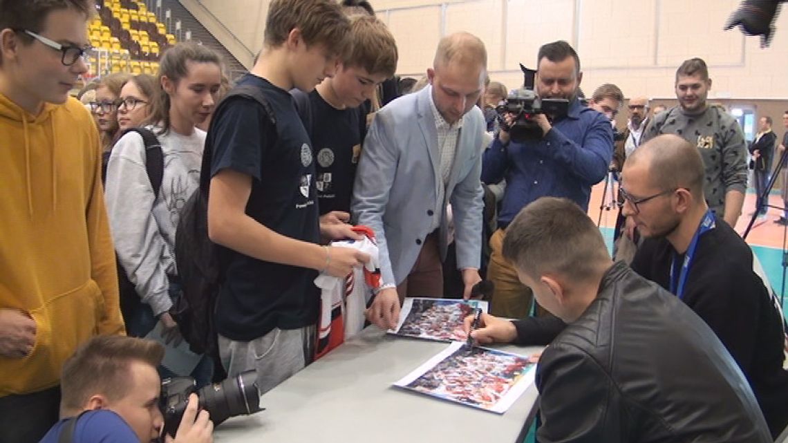 Bartosz Kurek i Michał Gogol spotkali się z polickimi uczniami