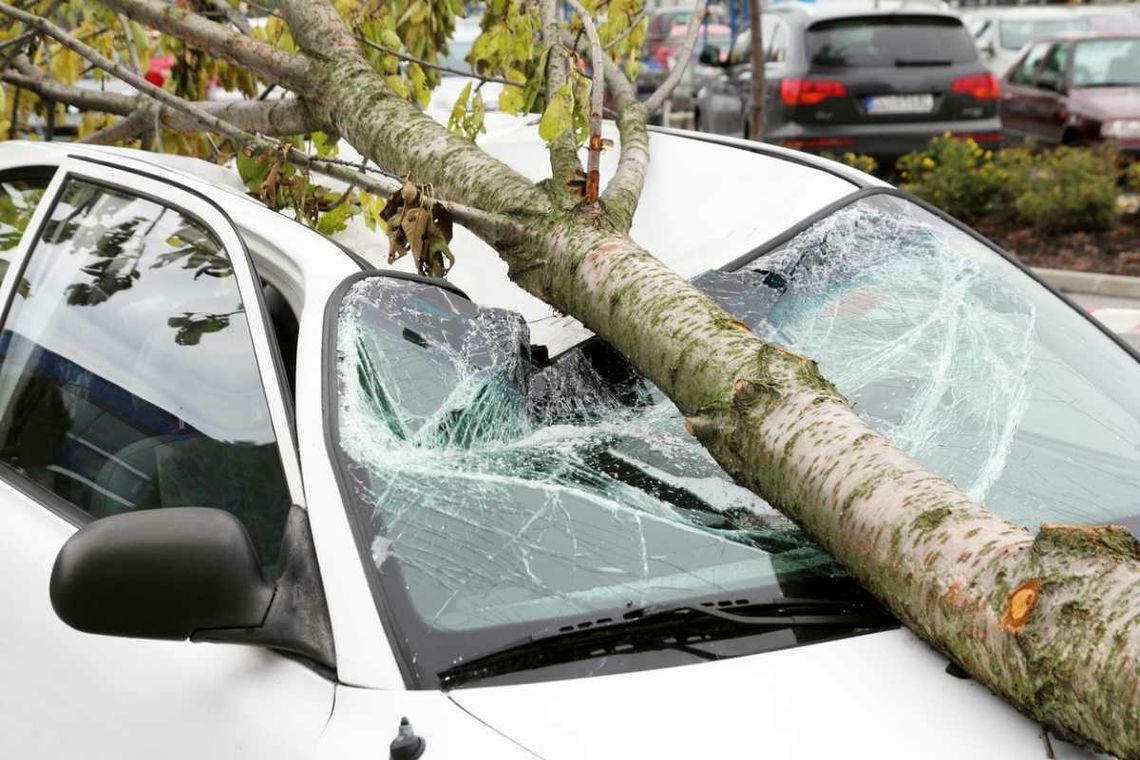 Jak otrzymać odszkodowanie za zniszczone podczas burzy auto? Nawet jeśli nie masz AC