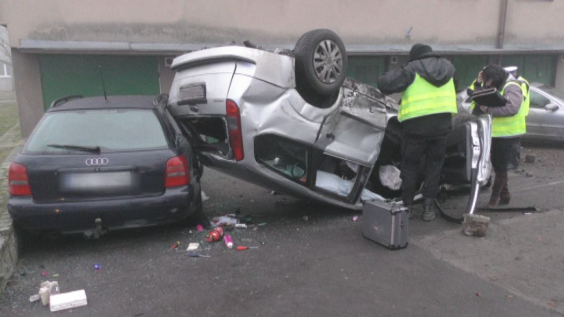 Pijany kierowca dachował na parkingu