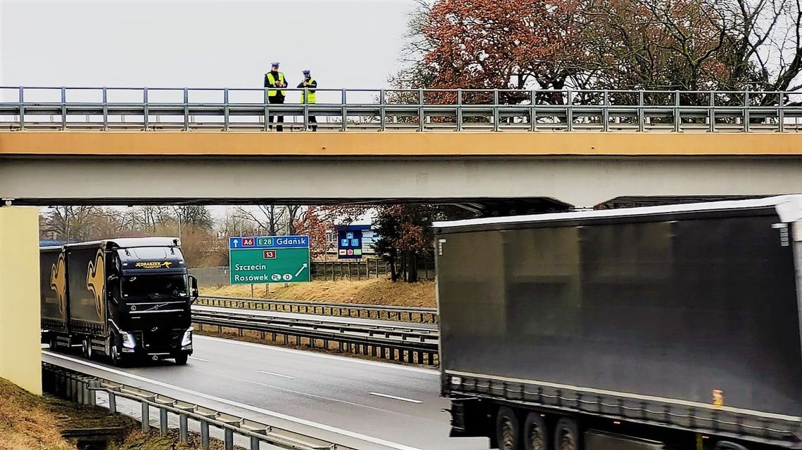 Policjanci kontrolują odległości między pojazdami