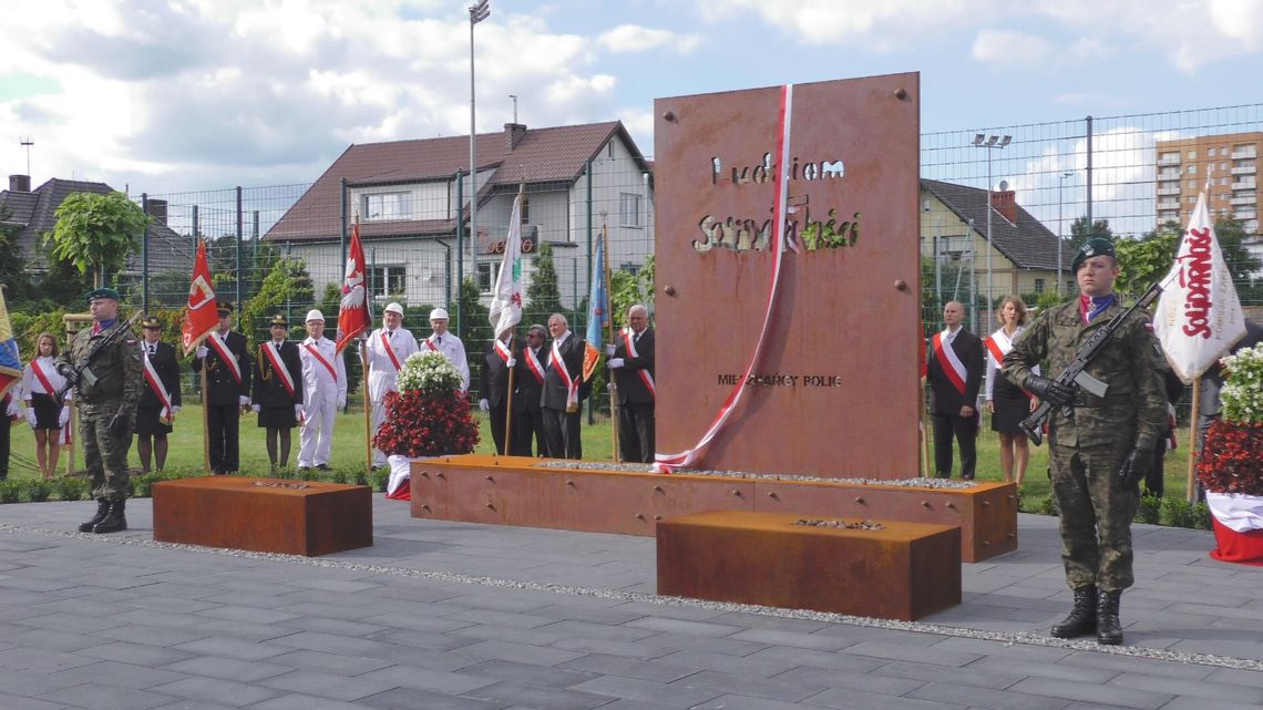 Pomnik &quot;Ludziom Solidarności&quot; uroczyście odsłonięty