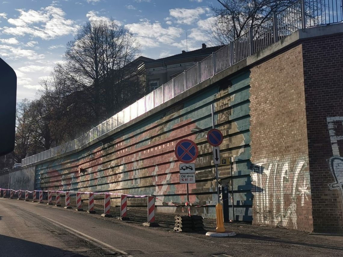 Remont balustrady przy ul. Owocowej w Szczecinie: parking przy dworcu wyłączony z użytku