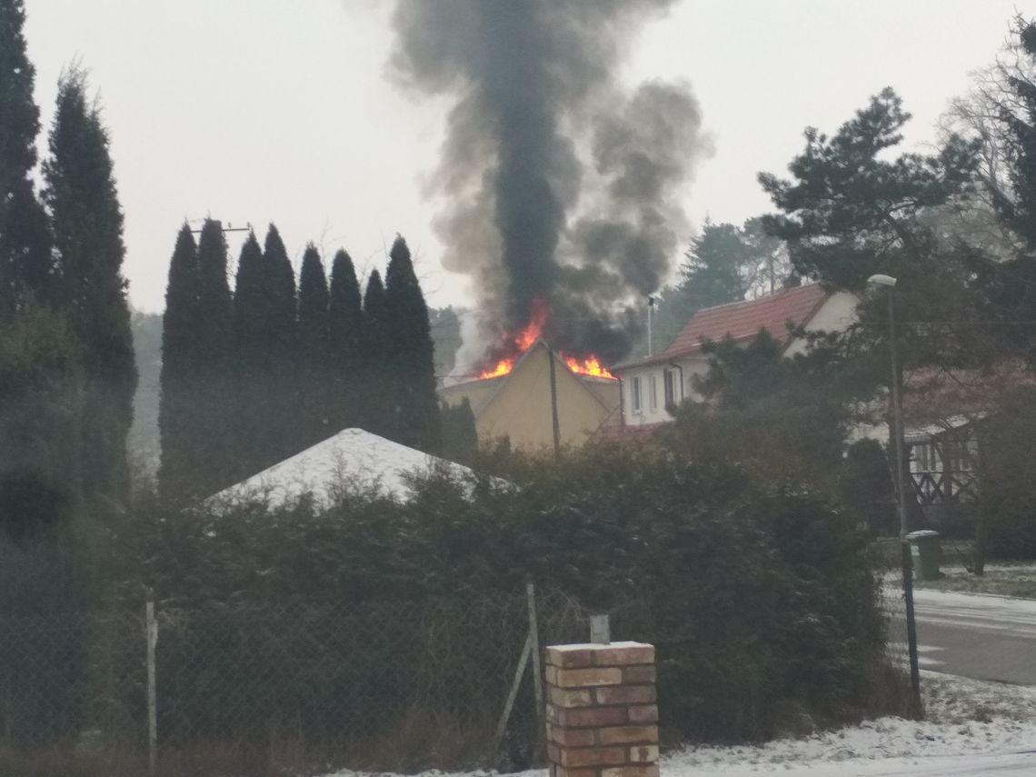 Siłami społecznymi odbudowują spalony dom