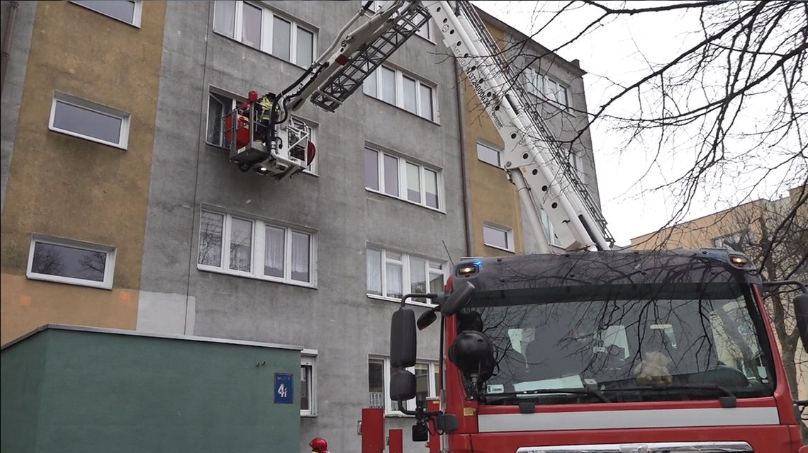 STRAŻ POŻARNA POMOGŁA KOBIECIE WCHODZĄC DO JEJ MIESZKANIA OKNEM