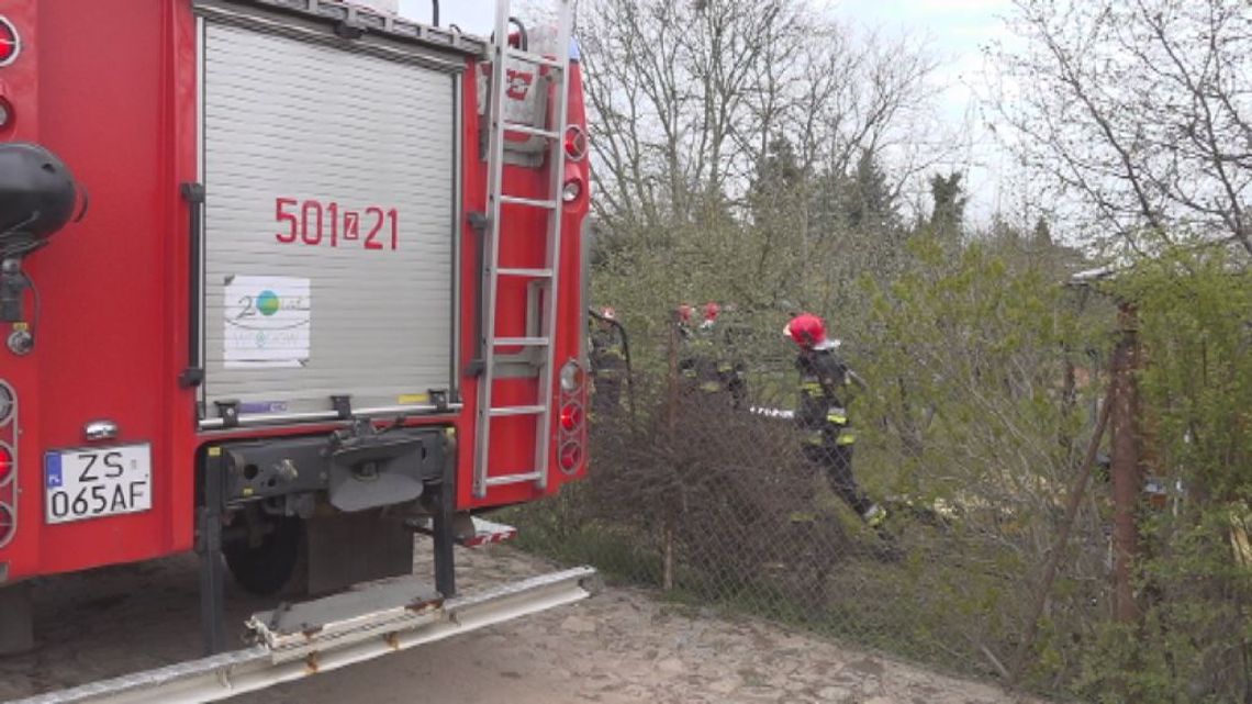 Trwa gaszenie pożaru stolarni przy ulicy Cisowej w Policach