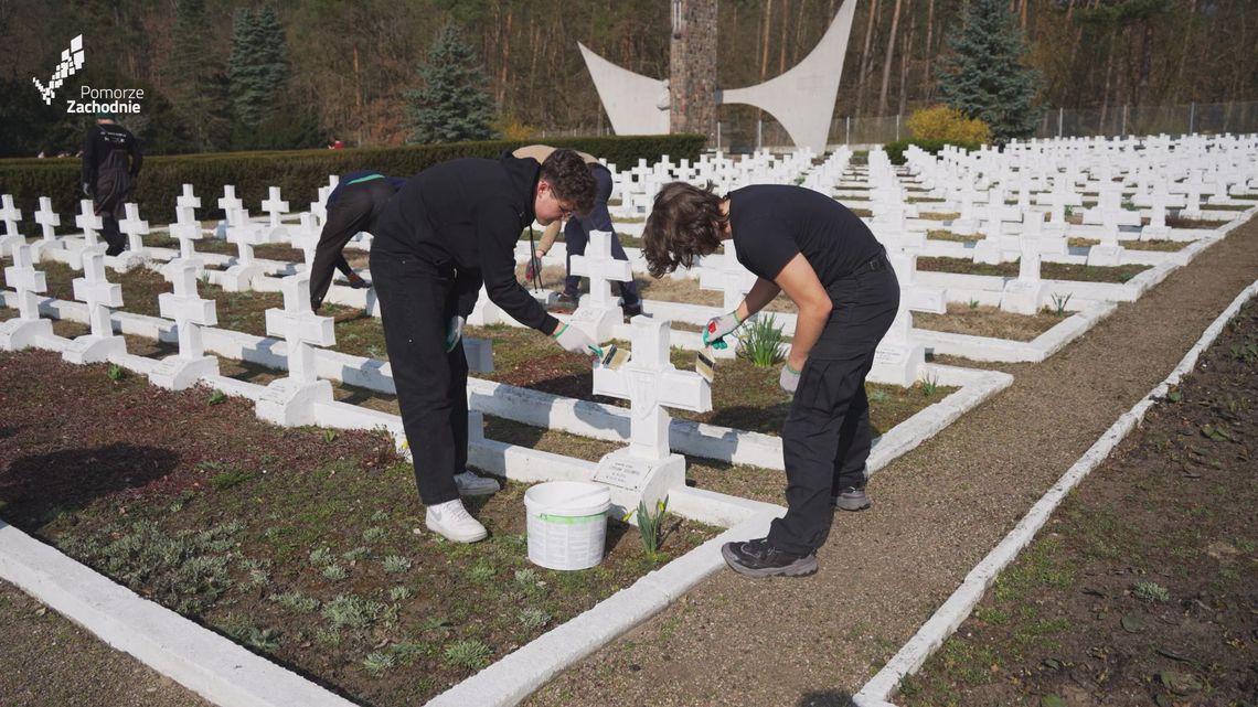 Uczniowie ze Szczecina porządkowali cmentarz w Starych Łysogórkach!