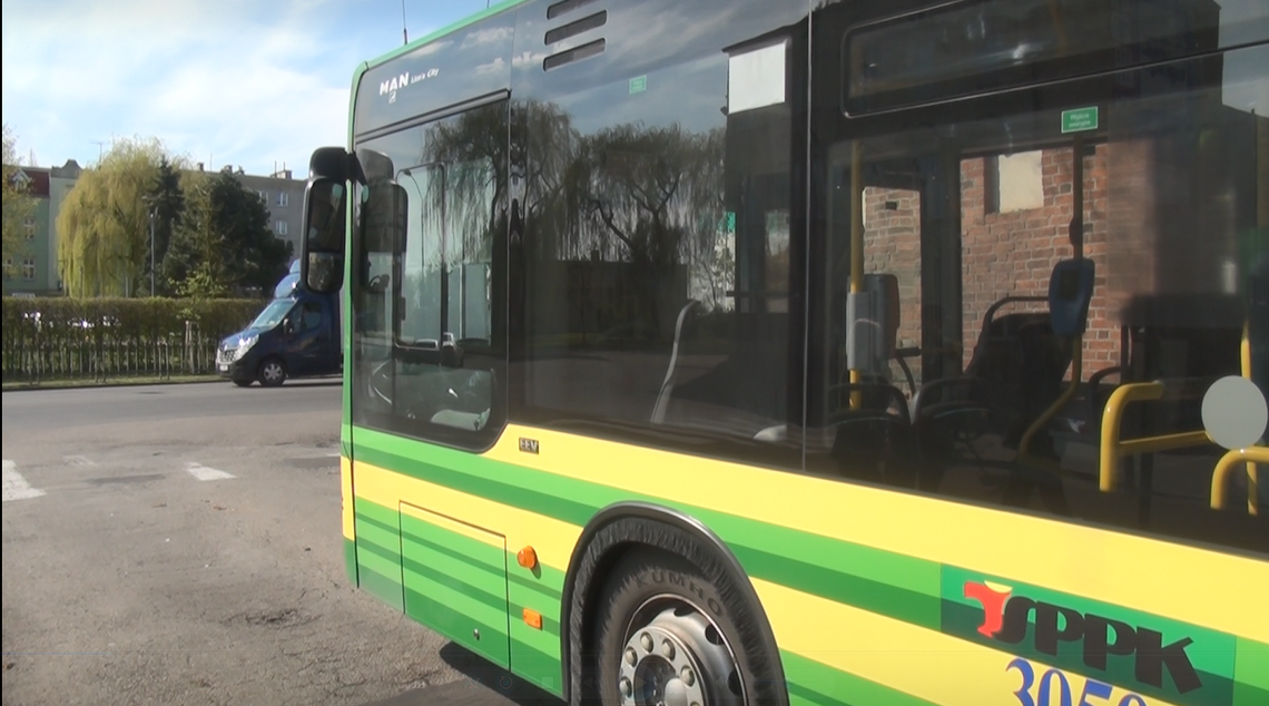 W autobusie tyle osób, ile wynosi połowa miejsc siedzących