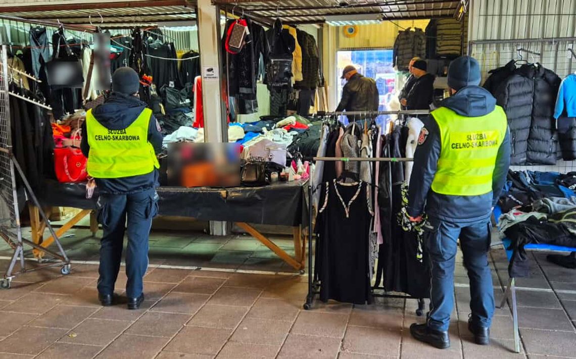 Zachodniopomorska KAS zabezpieczyła podrabianą odzież na Giełdzie w Przecławiu Zachodniopomorska KAS zabezpieczyła podrabianą odzież na Giełdzie w Przecławiu