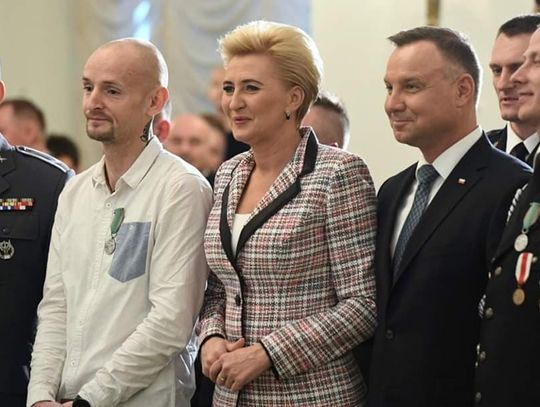 Bartłomiej Kostecki, Policzanin, który uratował sąd przed podpaleniem w 2018 roku, otrzymał medal od prezydenta Andrzeja Dudy.