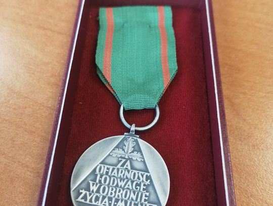 Bartłomiej Kostecki, Policzanin, który uratował sąd przed podpaleniem w 2018 roku, otrzymał medal od prezydenta Andrzeja Dudy.